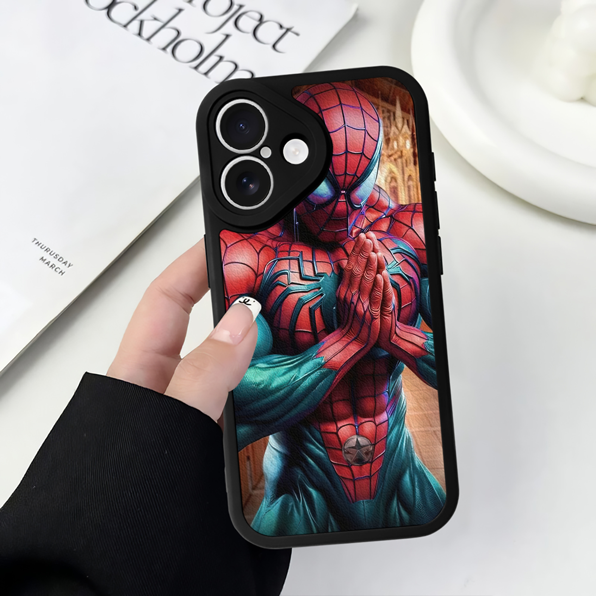 Spider Man スパイダーマン 【iPhone 16シリーズ対応】シリコンスマホケース（レザー調） 材質：シリコン
